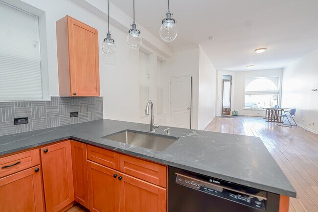 Building Photo - 4558 S Lake Park Ave