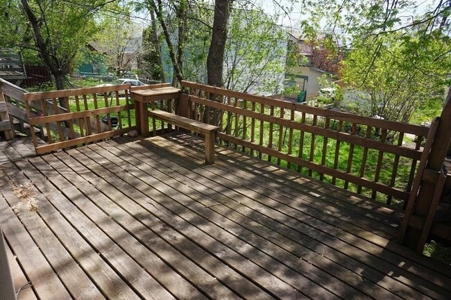 Foto del edificio - AVAILABLE JUNE- Gorgeous 4 Bed, 1 Bathroom Hillside Home!