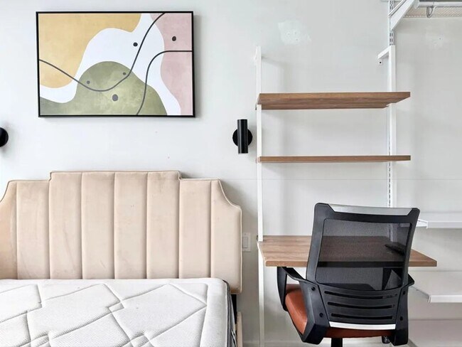 Foto del edificio - Furnished room/NOT APARTMENT