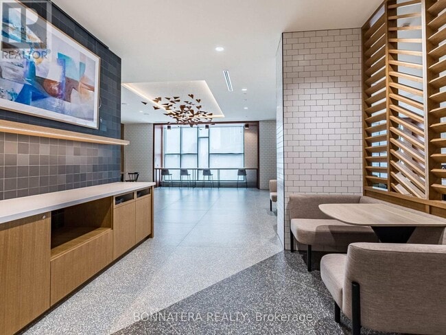 Photo du bâtiment - 2495 Eglinton Ave W