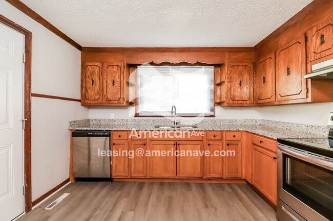 Building Photo - 305 River Dr