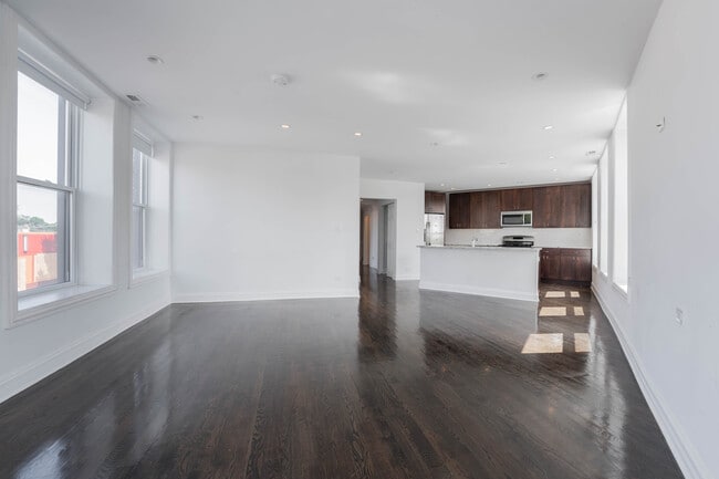 Foto del edificio - 2450 N Milwaukee Ave