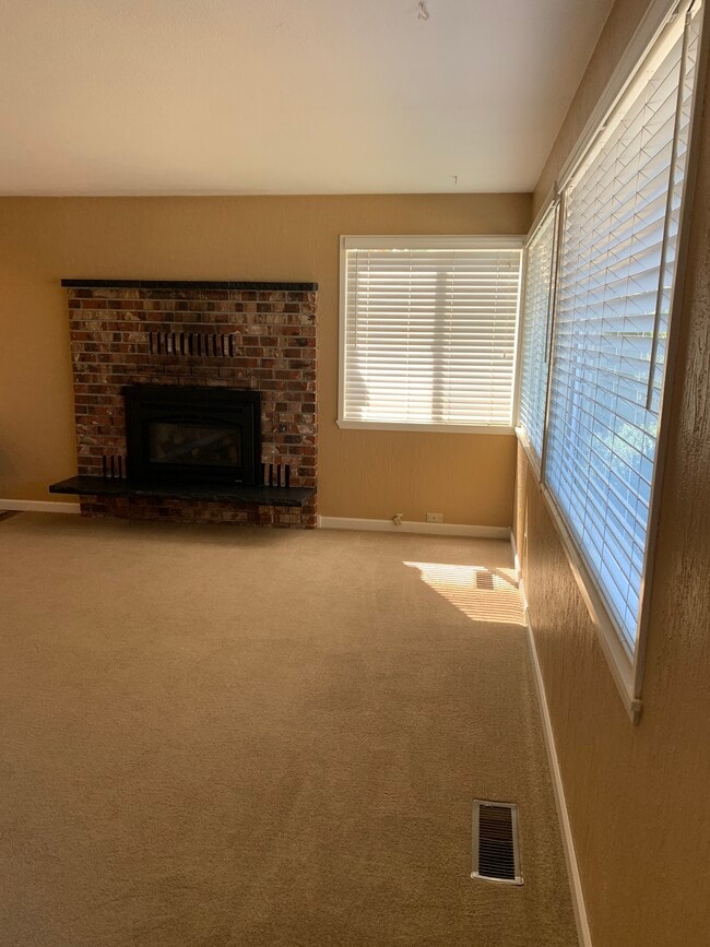 Fireplace in living room - 615 Galloway St