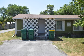 Building Photo - 329 Pine Ave