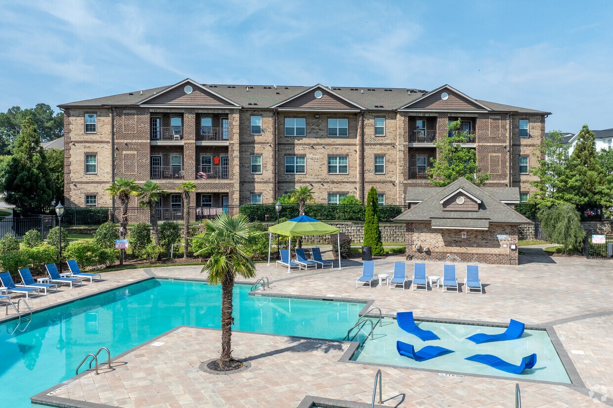 Piscina cristalina estilo resort - Village at Town Center