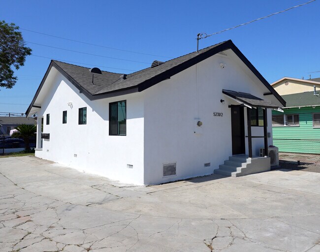 Building Photo - 523 W 78th St