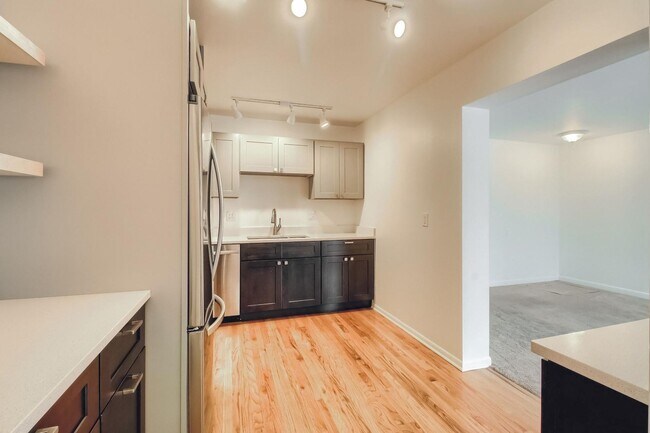 Building Photo - 3 Bedroom single family home on quiet stre...