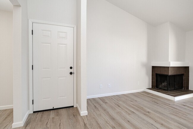 Foto del edificio - Newly remodeled upstairs condo in gated co...
