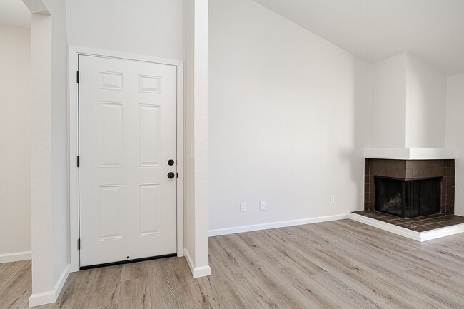 Building Photo - Newly remodeled upstairs condo in gated co...