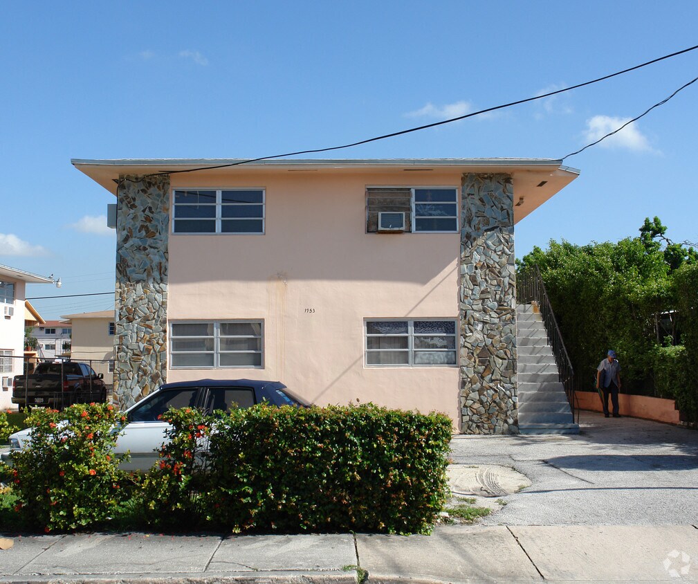 Foto principal - 1753 SW 6th St