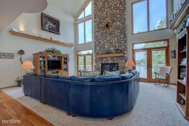 Building Photo - 5 br, 4 bath House - W330N6233 Hasslinger Dr
