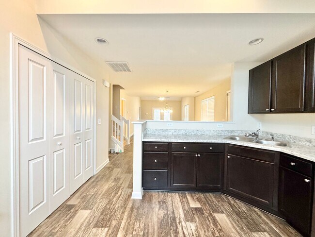 Building Photo - 3 Bedroom End Unit in Robyn's Glen !