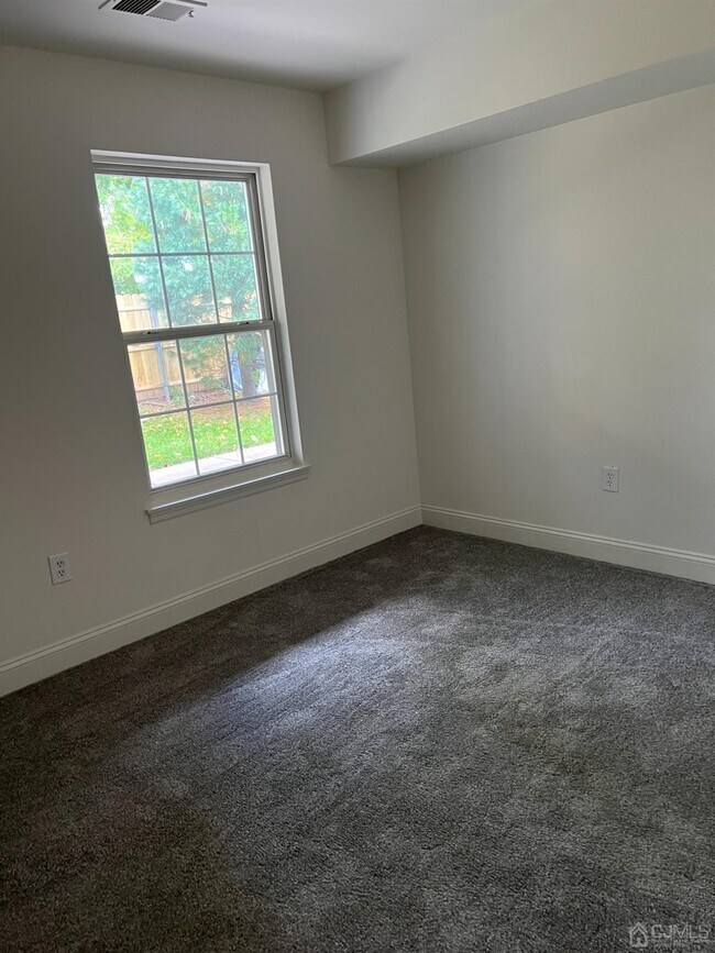 307 Kings Ct Unit 307, Woodbridge Township, NJ 07095 Room for Rent in