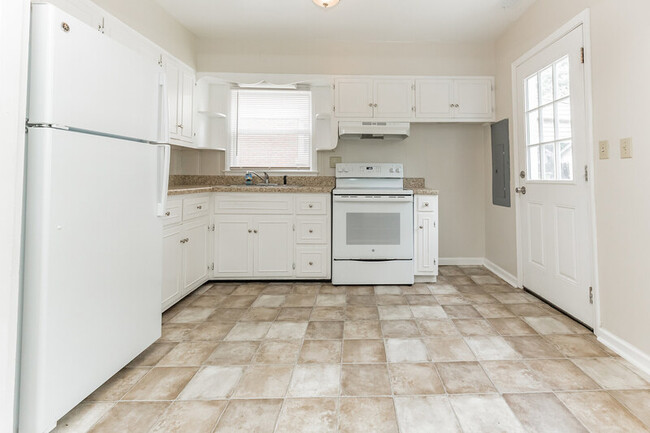 Building Photo - 810 Marcellus Dr
