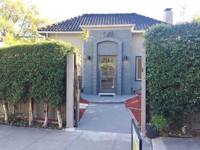 Building Photo - 8538 N W Knoll Dr