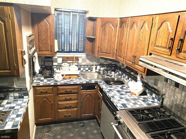 Building Photo - 4 br, 2 bath House - 137 E Lakeview Ave