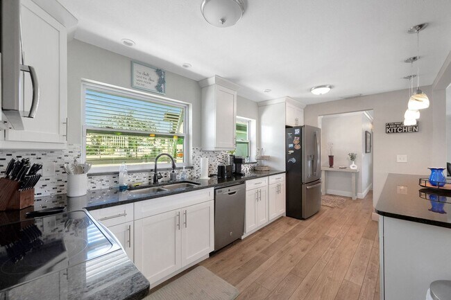Building Photo - Charming 3BR House in Cape Coral - Gulf Ac...