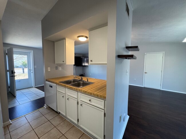 Building Photo - 261 Windsor Castle Dr