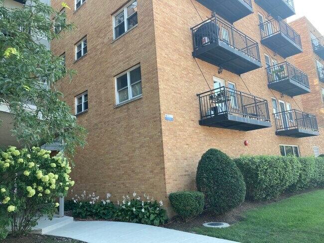 Building Photo - 2501 W Bryn Mawr Ave