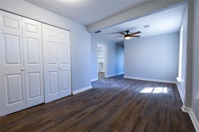 Foto del edificio - 2304 Thrasher Ln