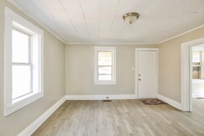 Foto del edificio - Charming 2-Bed, 1 Bath home with central HVAC and a Large Back yard!