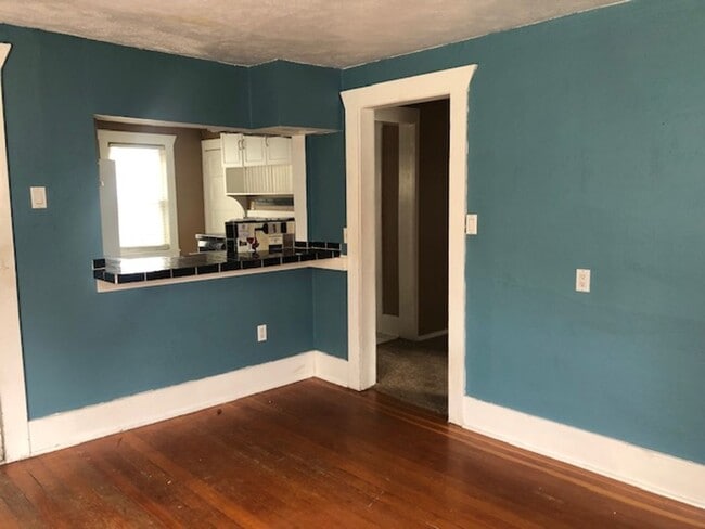 Building Photo - VINTAGE BUNGALOW NEAR CORBIN PARK AVAILABLE NOW!!