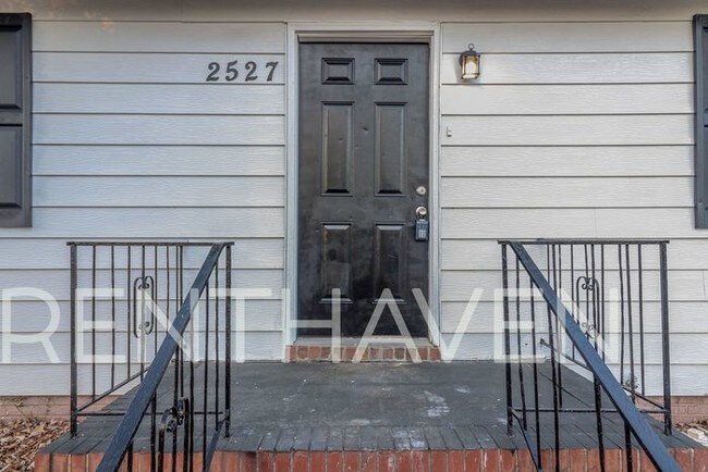 Building Photo - 2527 Sheraton Dr