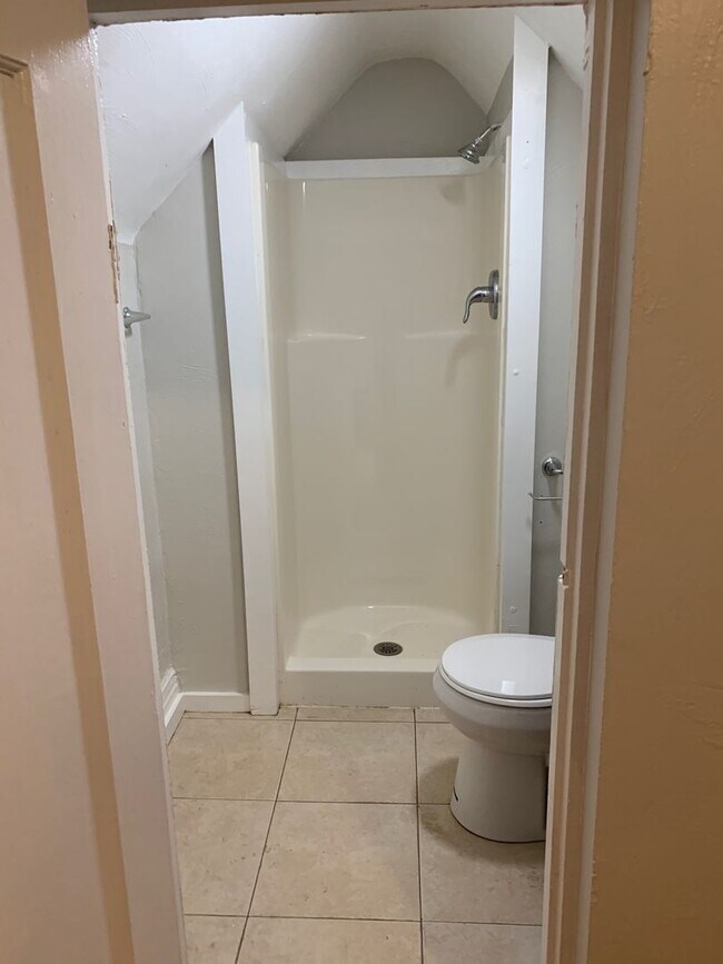 Building Photo - 1 Bedroom in Bellevue with Private deck!