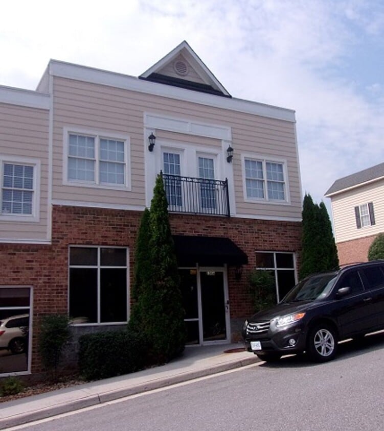 Primary Photo - Upper Level Apartment in Wyndhurst