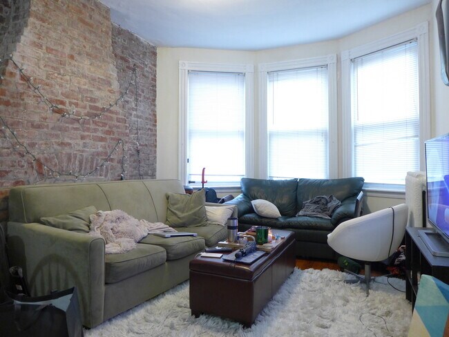 Foto del edificio - 16 Edgerly Rd