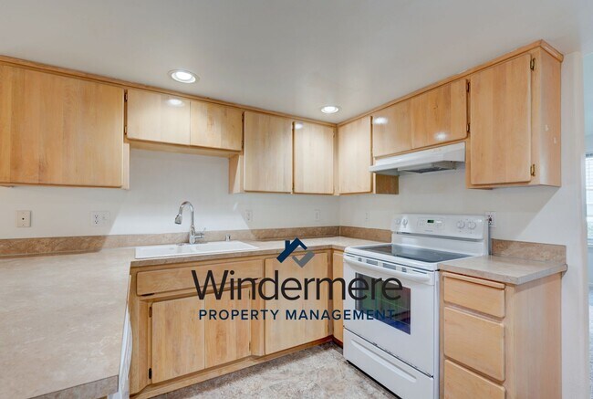 Foto del edificio - 3 Bed 2 Bath Ground Level Condo
