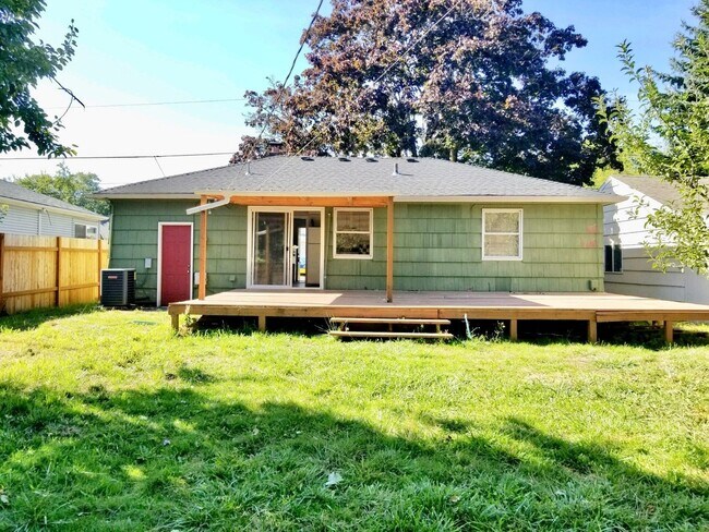 Foto del edificio - Adorable Roseway 3 Bedroom + Bath Bungalow...
