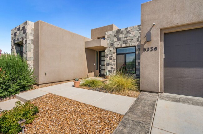 Building Photo - Luxurous 4 Bedroom Golf Course Home