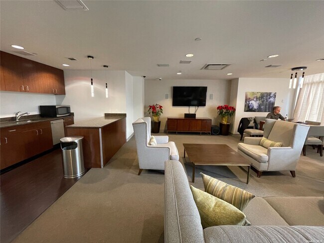 Foto del edificio - 40-22 College Point Blvd