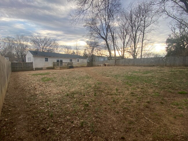 Building Photo - 215 Chestnut Dr