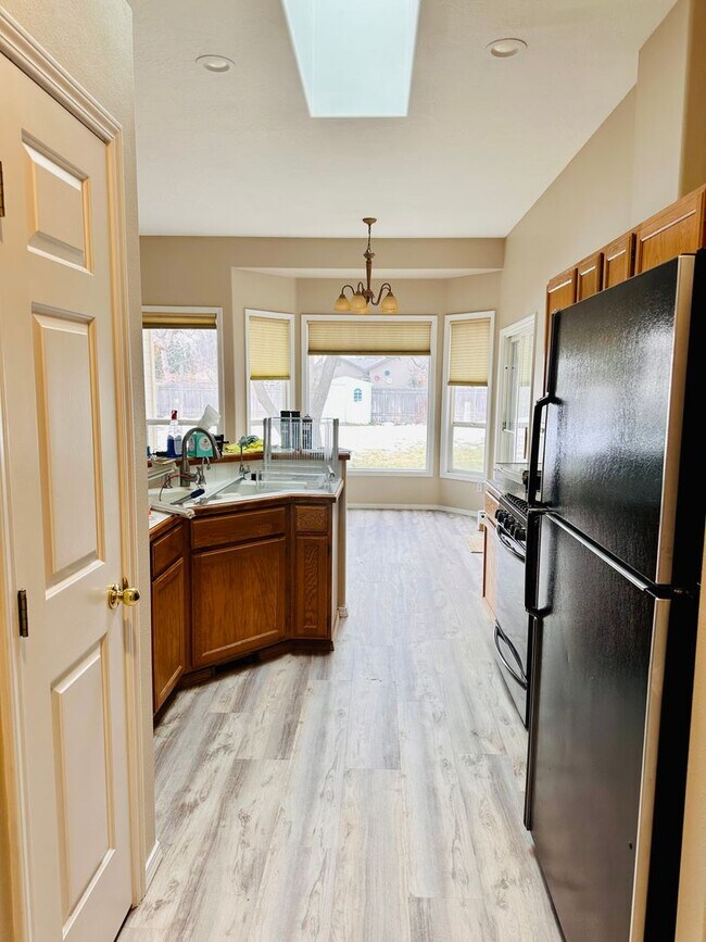 Foto del edificio - 4 bed, 2 bath, 3 car garage with large yar...