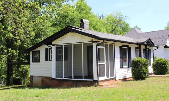 Building Photo - Coming Soon! 2 Bed, 1 Bath Renovated home