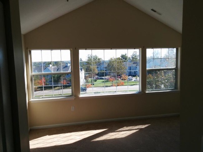 Foto del edificio - 8388 Montgomery Run Rd