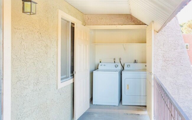 Building Photo - 4918 River Glen Dr