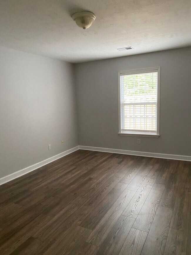 Building Photo - AVAILABLE NOW ! 2 bedroom 2 bathroom townh...