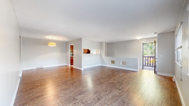 Building Photo - Spacious 2 bed/1 bath Townhome w/attached ...