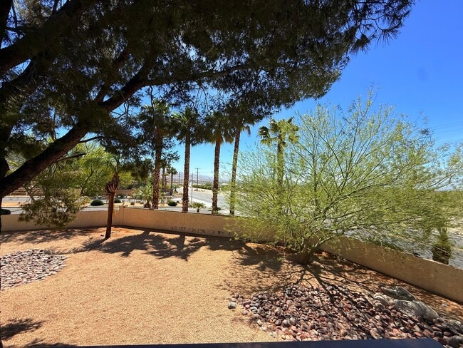 Building Photo - AVAILABLE NOW !! 1 Bedroom 1 Bathroom *Upp...