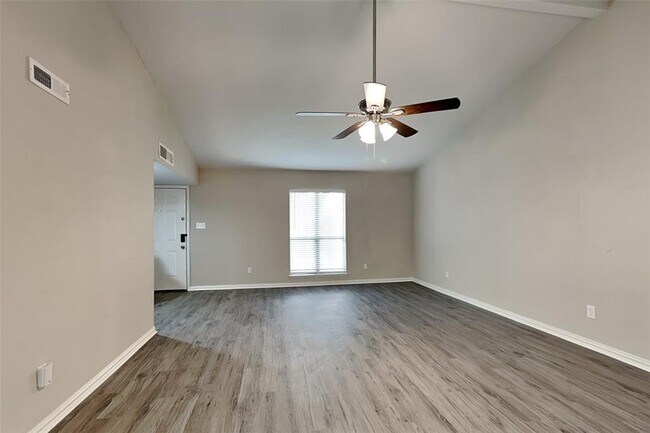 Building Photo - 635 Stonewall Dr