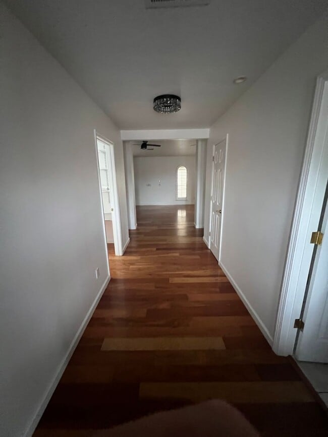 Building Photo - Executive Rental