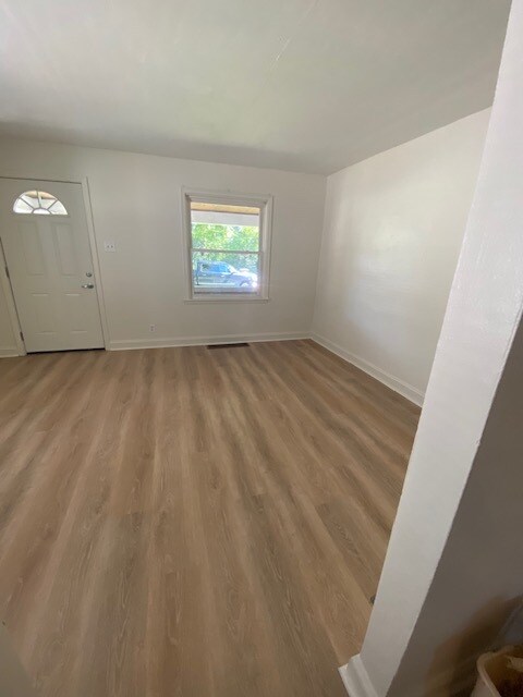 Fotografía del edificio - 2611 E Troy Ave