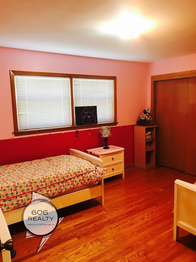 Building Photo - Jefferson Park / Norwood Park Area Apts!