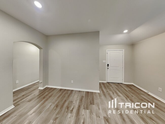 Building Photo - 2601 Hutchins Dr