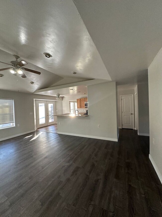 Building Photo - Charming home