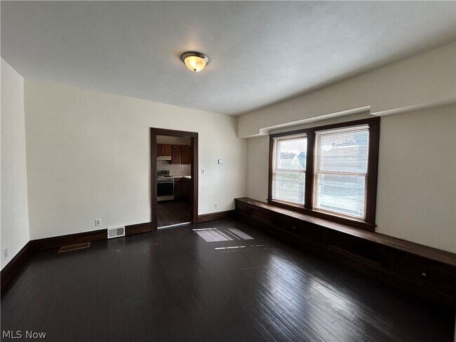 Foto del edificio - 9405 Bancroft Ave