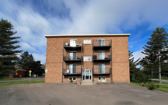 Building Photo - 21 Connaught Av
